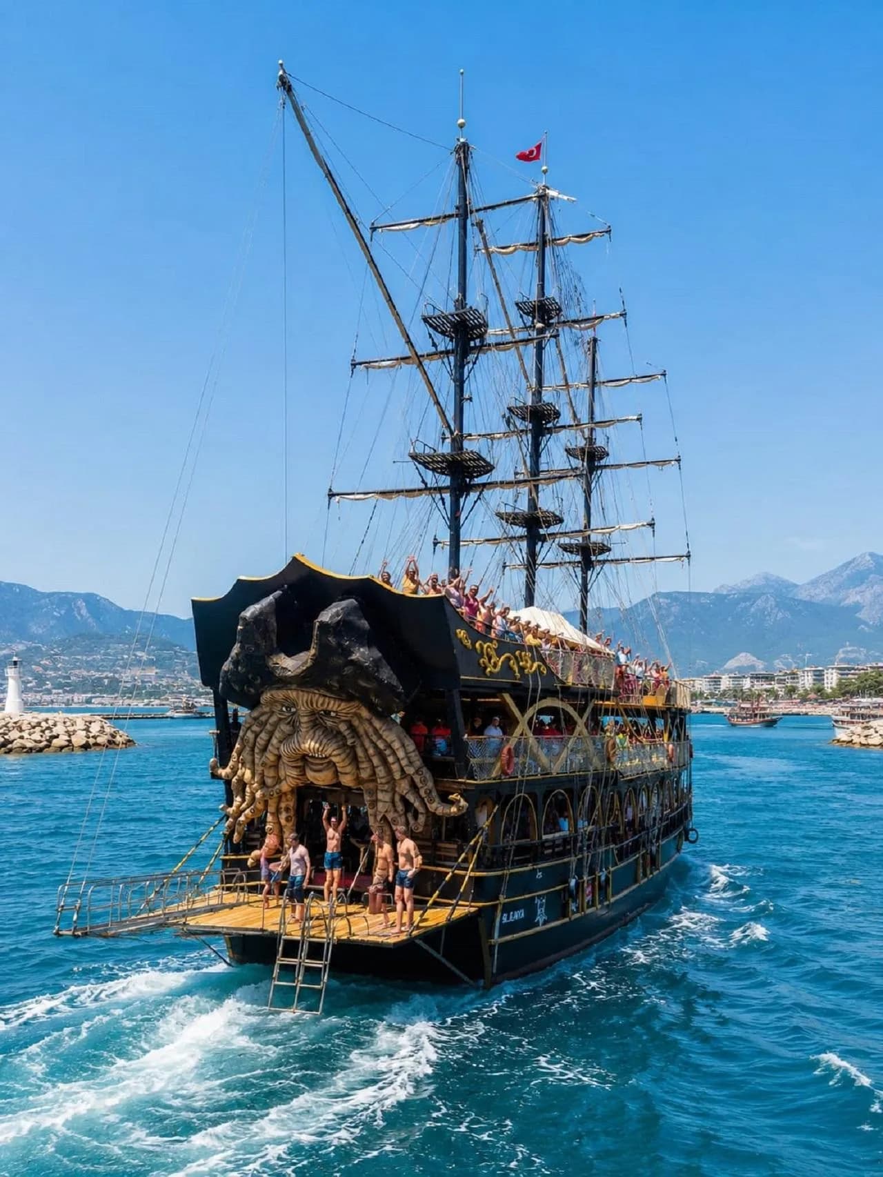 Alanya: Pirate- Party Boat Tour with Lunch & Drinks
