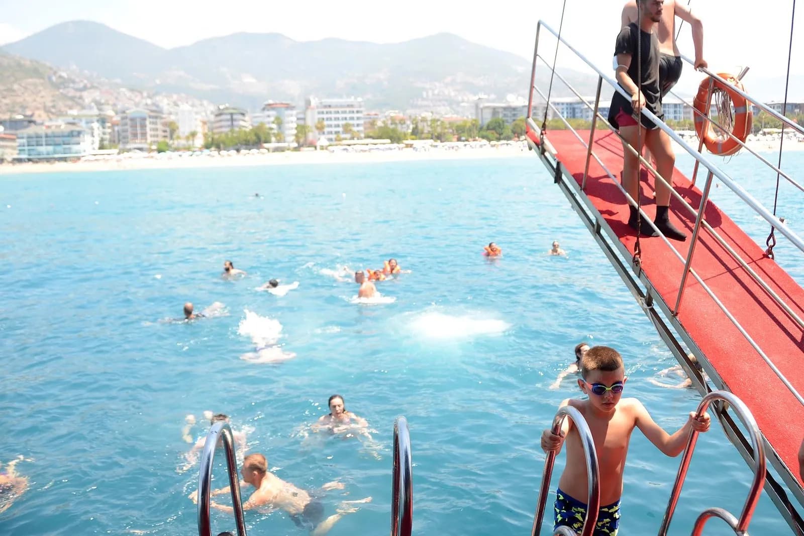 Alanya: Pirate Boat Trip with Lunch, Drinks, and Foam Party