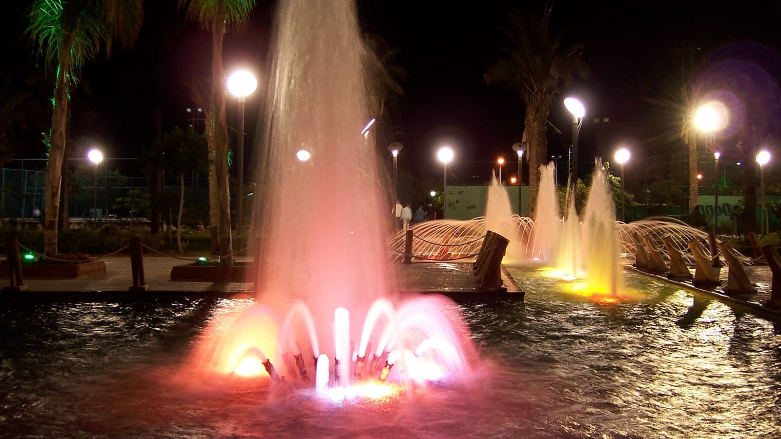 Fountains and a shaded park beside Damlataş in Alanya