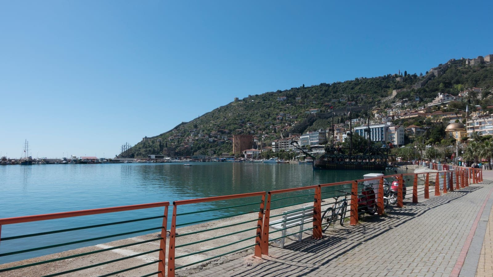 Excursion boats along the harbour front at Alanya